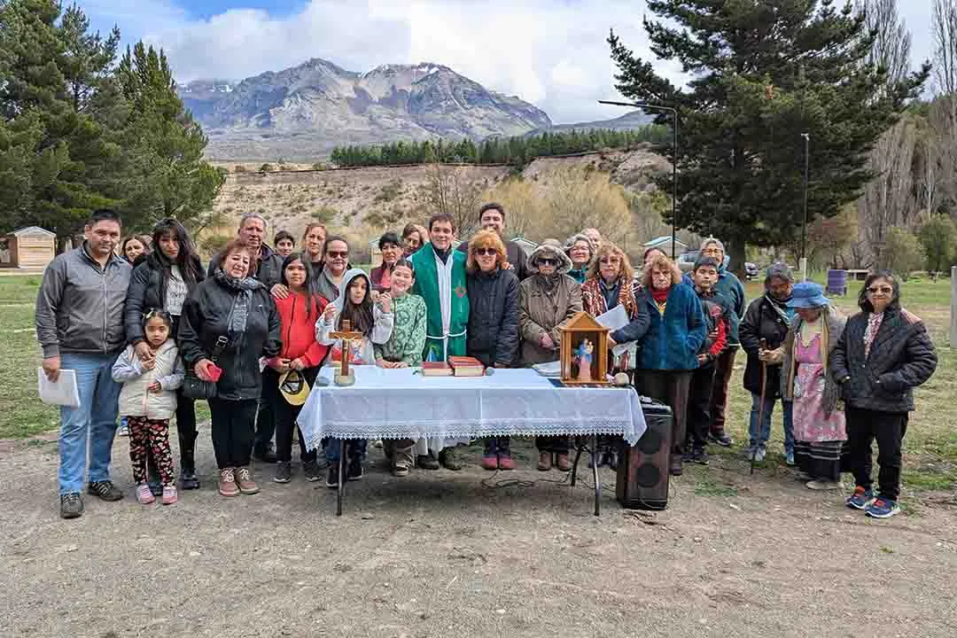En Corcovado, Chubut, la Parroquia Cristo Rey se integra al paisaje con su arquitectura de madera - Imagen 1