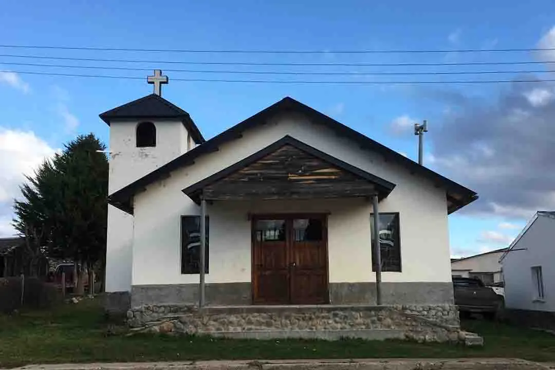 En Corcovado, Chubut, la Parroquia Cristo Rey se integra al paisaje con su arquitectura de madera - Imagen 2