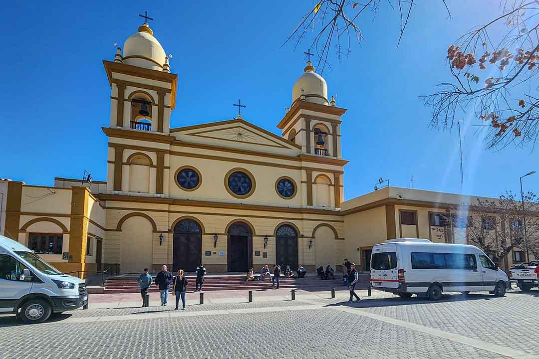 El templo actual de la Catedral Nuestra Señora del Rosario, en Cafayate, tuvo sus inicios hace 130 años. - Imagen 2