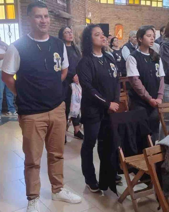 ¡Los chicos de la Infancia y Adolescencia Misionera de San Martín de Porres recibió sus rosarios bendecidos! - Imagen 2