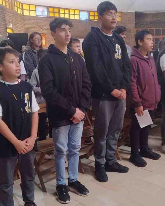 ¡Los chicos de la Infancia y Adolescencia Misionera de San Martín de Porres recibió sus rosarios bendecidos! - Imagen 3